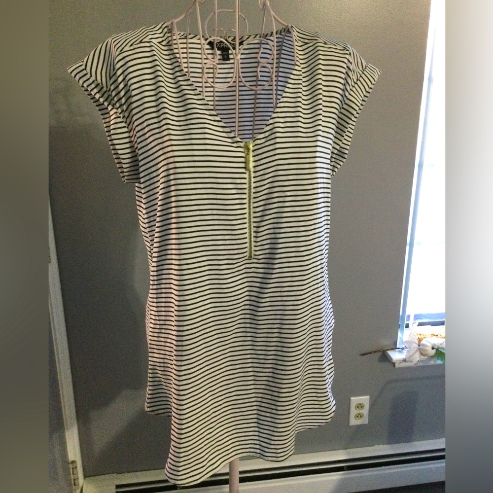 Express women black and white striped short sleeve v neck blouse shirt new